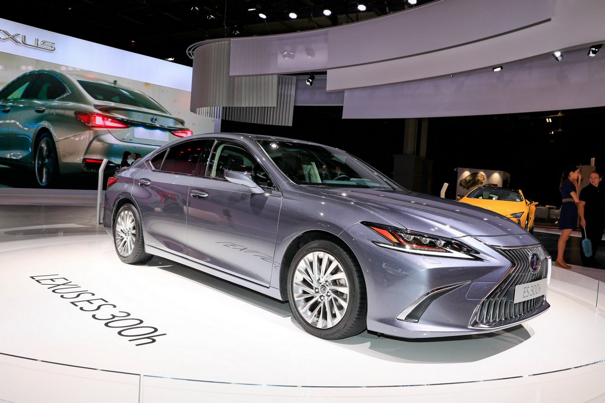 Презентация нового седана Lexus ES 300h - фото - LiveCars.Ru