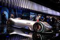 Оригинальный Silver Arrow имел 12-цилиндровый мотор, но концепт, представленный в Париже, это полностью электрический спорткар, способный развивать мощность в 740 лошадиных сил. Питаясь от 80 кВт батареи, концепт может проехать до 400 километров на одной зарядке
