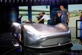 Silver Arrow получил серебряный окрас в честь модели-прародительницы, передний сплиттер из углеродного волокна, светодиодные фары и массивные алюминиевые диски, каждый из которых имеет по 168 спиц, окрашенных в цвет розового золота, а покрышки были разработаны Pirelli специально для этой модели