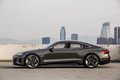 Хотя точный диапазон пробега не указывается, ожидается, что e-tron GT сможет проезжать на одной зарядке более 400 километров, и дозаряжаться до 80% за 20 минут.
