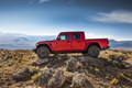 По сравнению с Wrangler он оснащен более массивными мостами, тормозами и колесами. Подвеска получила более длинные задние рычаги, установленные ниже для лучшей устойчивости и буксировки.