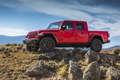 Новый Jeep Gladiator построен на базе модели Wrangler, взяв от нее почти идентичный вид передней части, однако получив абсолютно новую заднюю — с большим грузовым отсеком и новыми фонарями.