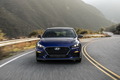Elantra GT N Line получила нижний передний спойлер для лучшей аэродинамической эффективности, специальную серебристую решетку радиатора, затемненные зеркала заднего вида, 18-дюймовые легкосплавные диски и уникальный задний бампер