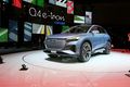 В нижней части отмечаем светящийся значок e-tron и пару тонких фар, которые выглядят немного мягче, чем агрессивные фары на других моделях Audi