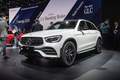 Под капотом у GLC 300d 4Matic, представленном в Женеве, помещен новый 2-литровый турбированный 4-цилиндровый мотор на 255 л.с. и 370 Нм крутящего момента, что на 14 лошадок и на 3 Нм больше, чем в предыдущей версии.