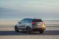 Европейская Honda HR-V оснащена темной хромированной панелью на решетке радиатора, более глубокими воздухозаборниками в бампере, обновленными светодиодными дневными ходовыми огнями, хромированными накладками на патрубки выхлопной системы и 17-дюймовыми дисками